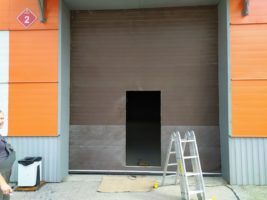Работы по установке калитки на автоматических воротах DoorHan