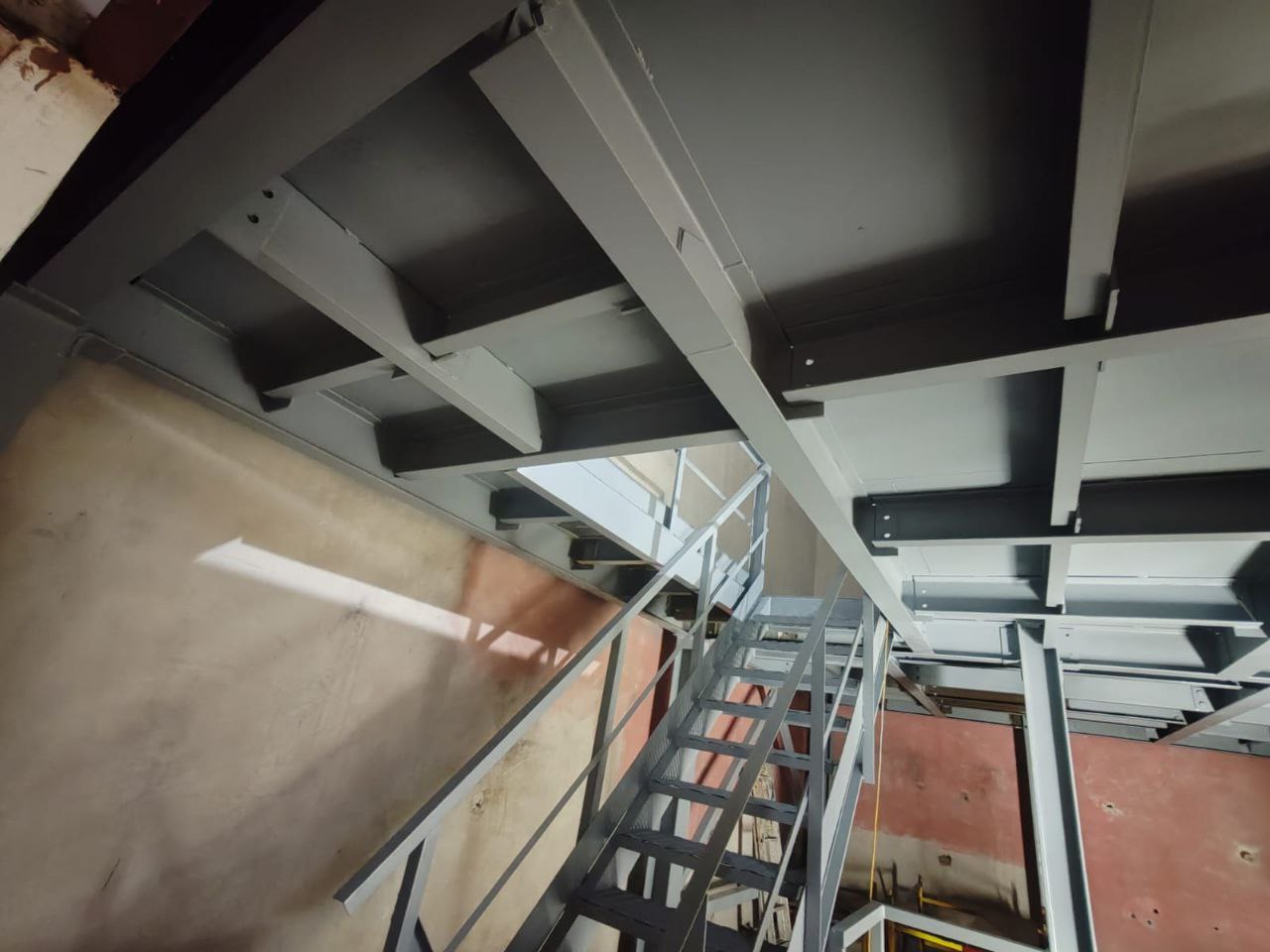 двухуровневая площадка для цеха гальваники