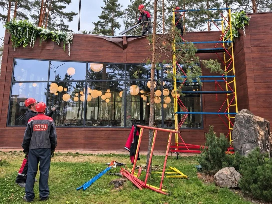 Профессиональная замена сэндвич-панелей на фасадах ресторанов, складов и ТЦ. Ремонт и монтаж кровли промышленных зданий под ключ в сжатые сроки с соблюдением ГОСТ, СНиП и ТБ.